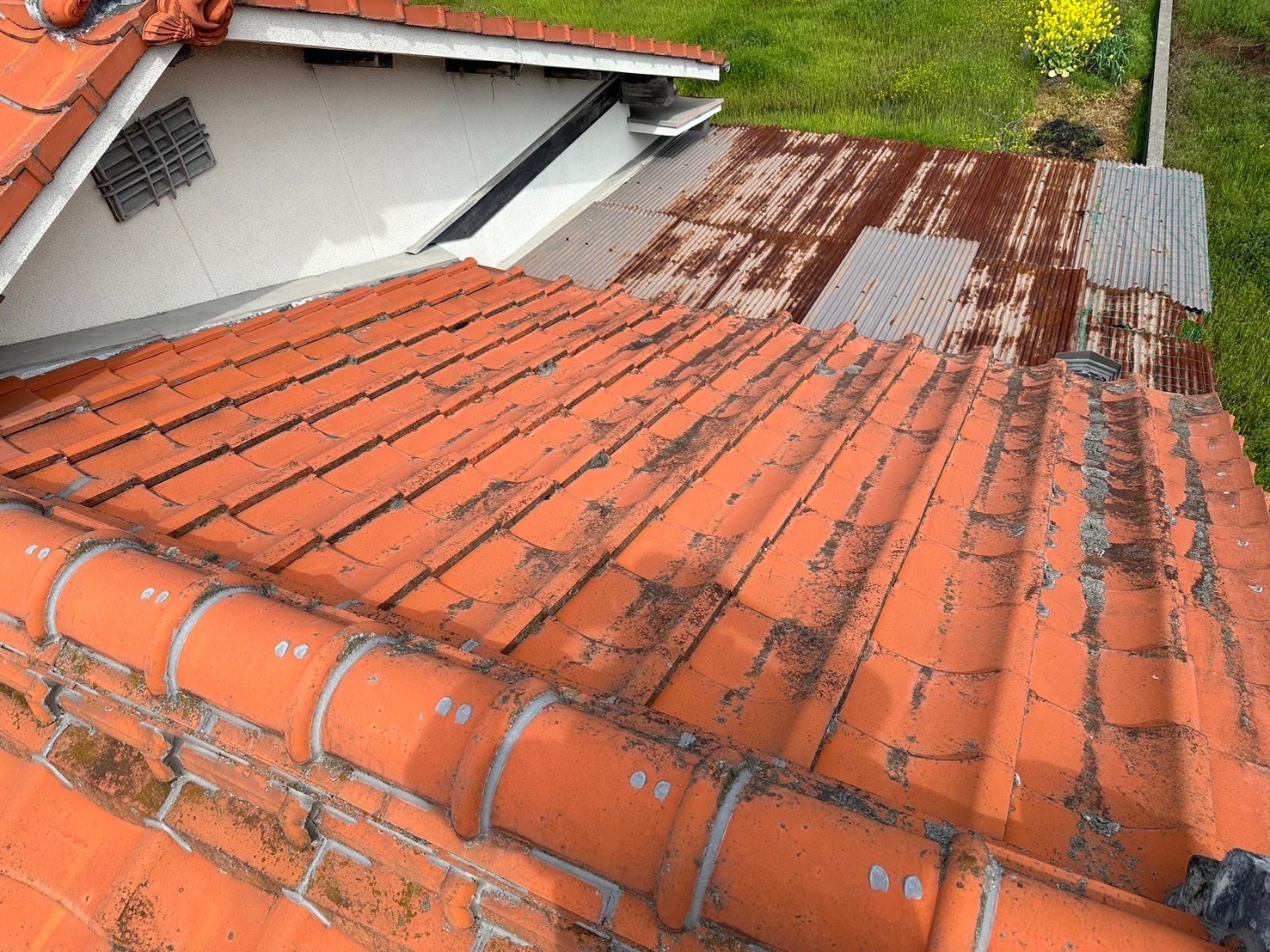 屋根の割れ・浮き・劣化
